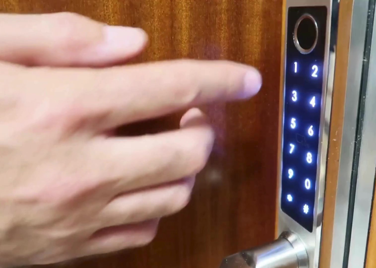 Recepcionista generando código digital desde el sistema CONIN