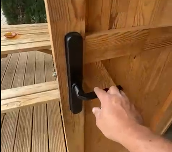 Técnico instalando sensor inteligente en una nueva habitación del hotel